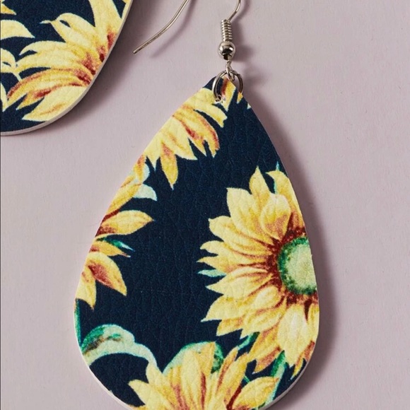 🌻sunflower earrings NWT 🌻 - Picture 2 of 3